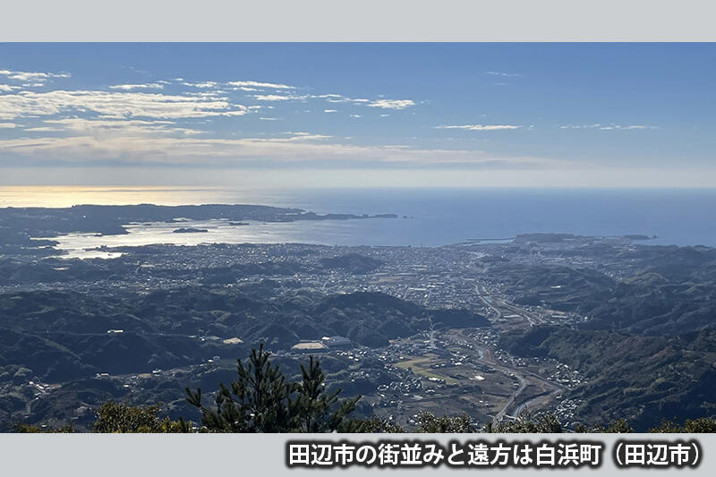 田辺市の街並みと遠方は白浜町